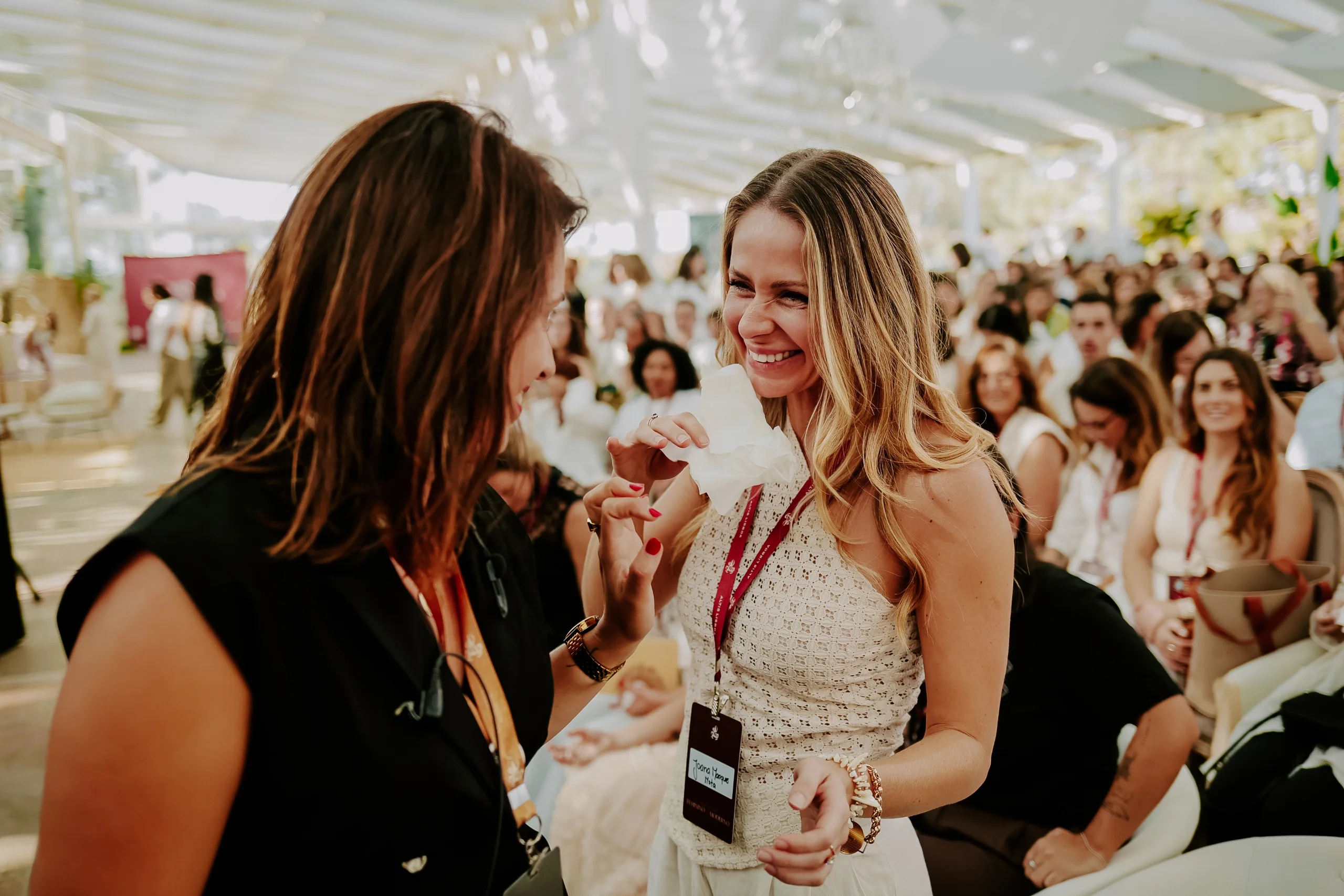 Joana a rir num evento com a plateia ao fundo